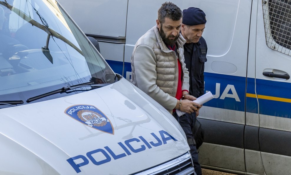 Na Županijski sud u Osijeku privedena petorica osumnjičenih za krijumčarenje ljudi