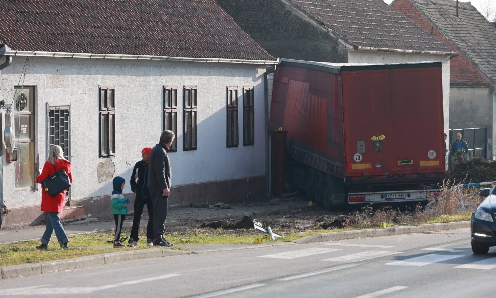 Kamionom se zabio u kuću u Mirkovcima