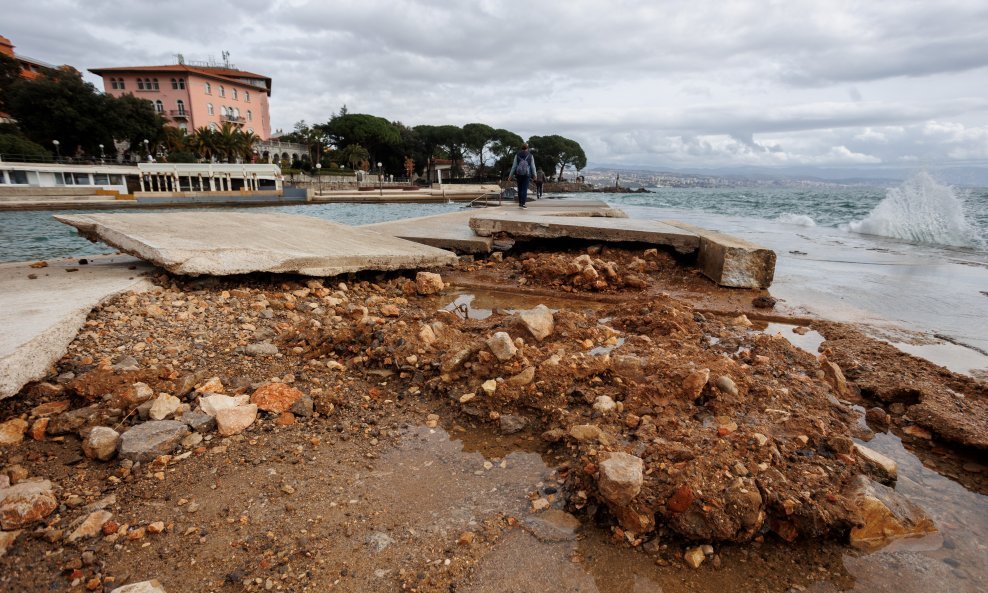 Opatija: Olujno jugo i valovi razbili betonski dio kupališta