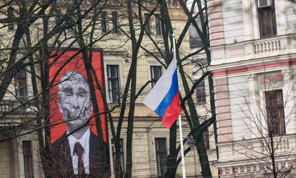 Putinova 'lubanja' pred ruskim veleposlanstvom u Rigi