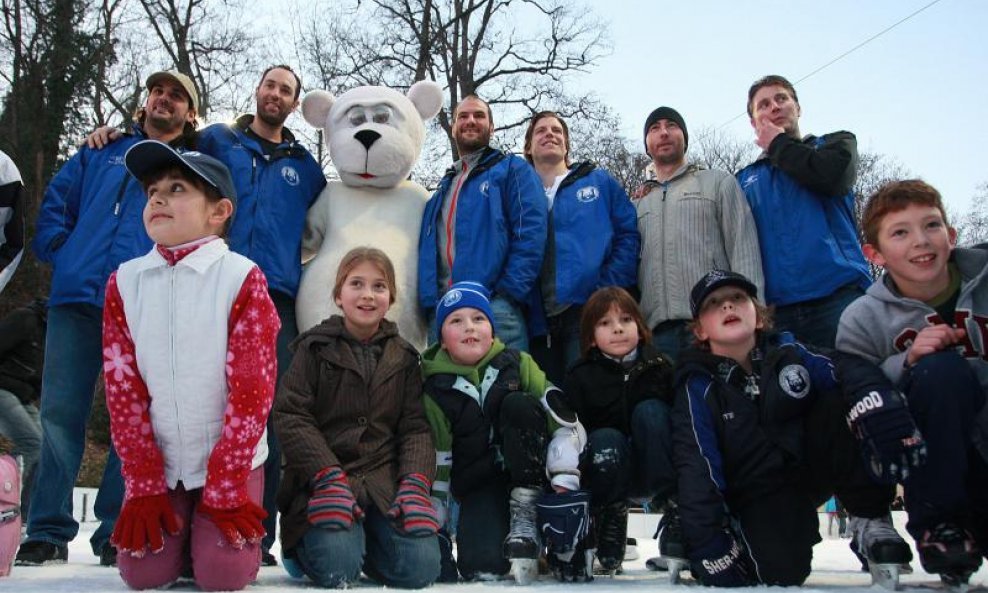 Druženje hokejaša Medveščaka s navijačima na klizalištu Tuškanac 1
