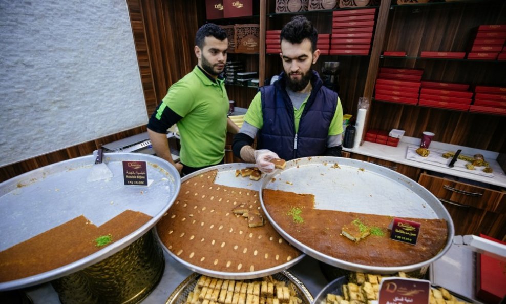 Sirijci iz obitelji Salah u slastičarnici 'Damask' u Berlinu