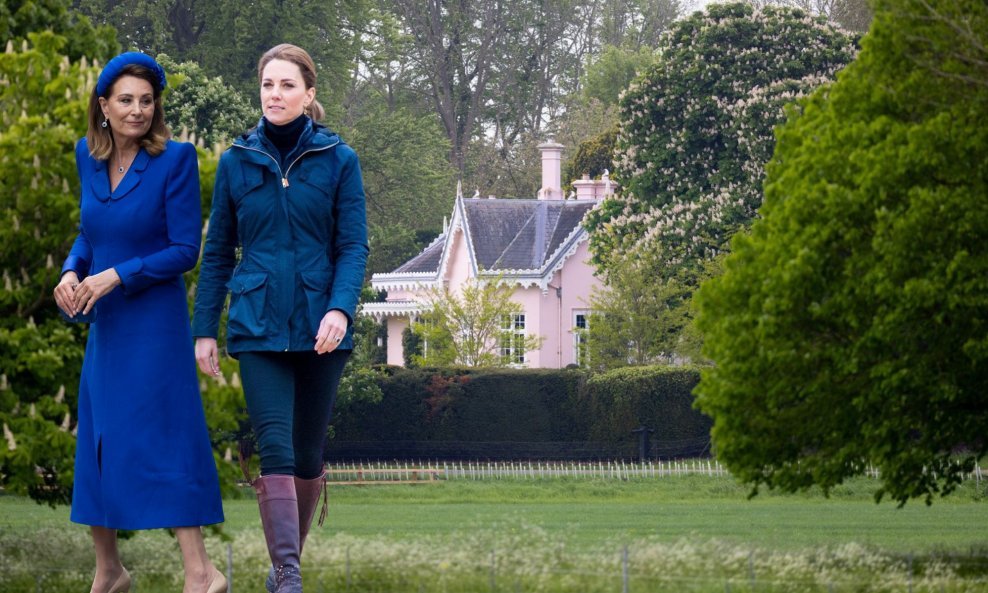Carole i Kate Middleton ispred Adelaide Cottagea