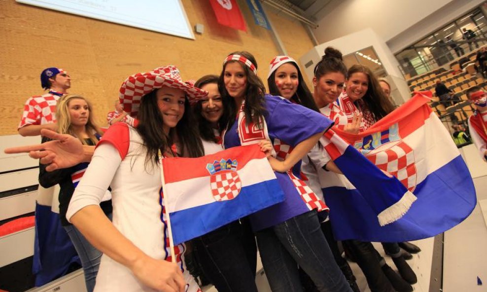 Hrvatske navijačice (Hrvatska - Alžir)