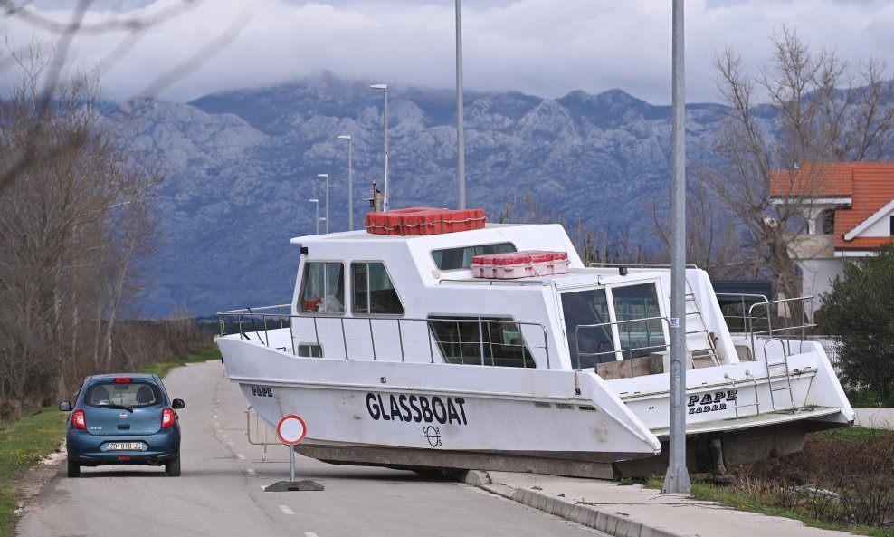 Brod i dalje nasukan na prometnici u Ninu