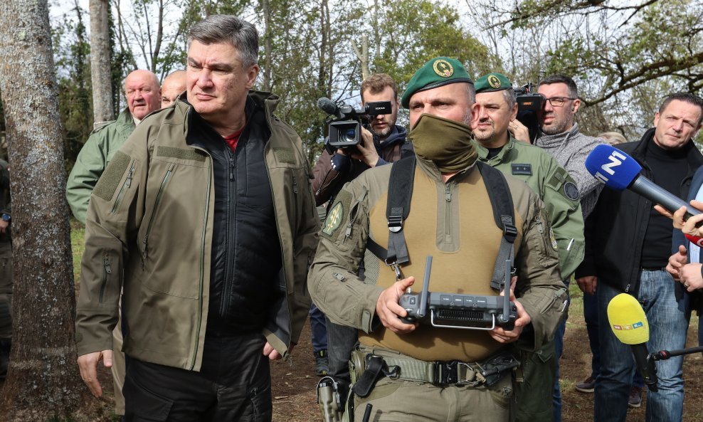 Zoran Milanović sa specijalcima u nadzoru granice u Cetingradu