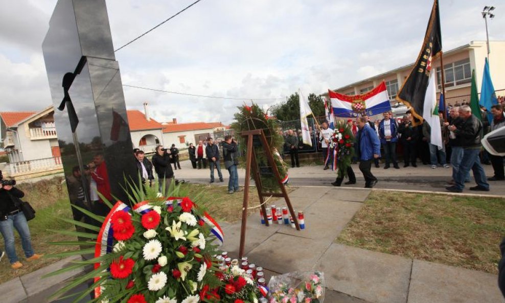 Spomenik ubijenima u Škabrnji