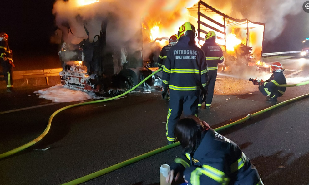 DVD Donji Andrijevci gasi kamion u plamenu na autocesti A3