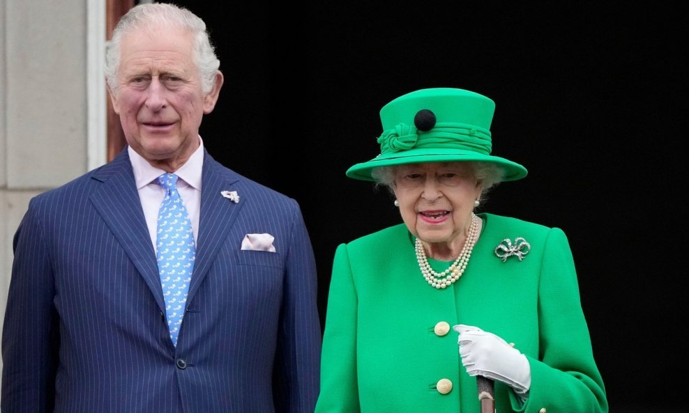 Kralj Charles s pokojnom kraljicom Elizabetom II.