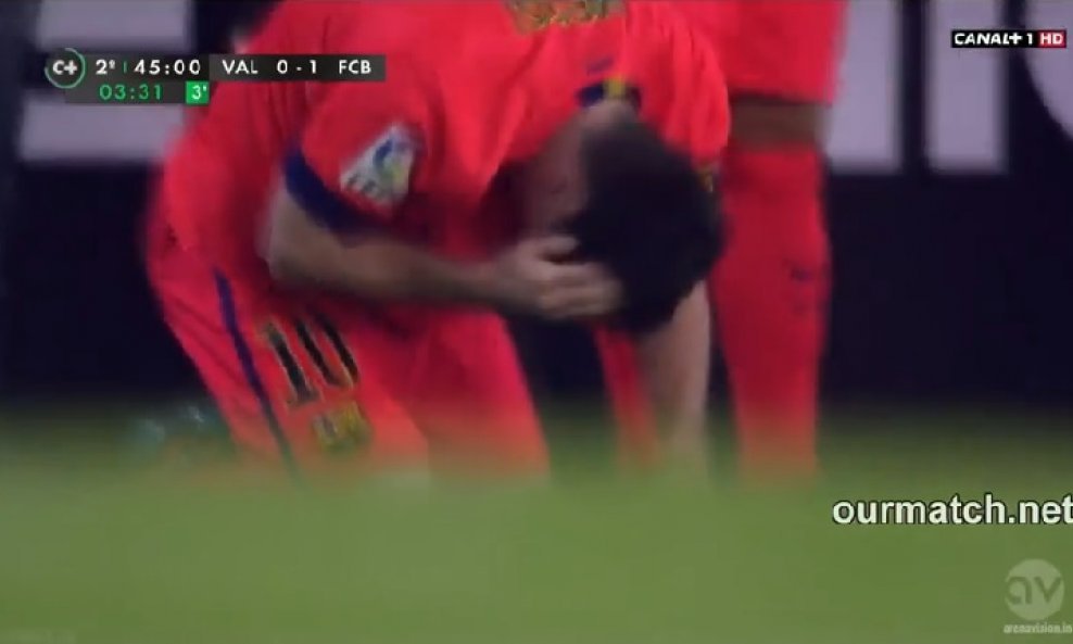 Messi pogođen bocom