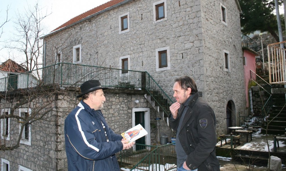 Pervan u društvu Gordana Nuhanovića ispred Hasanaginicine kuće u Kokorićima