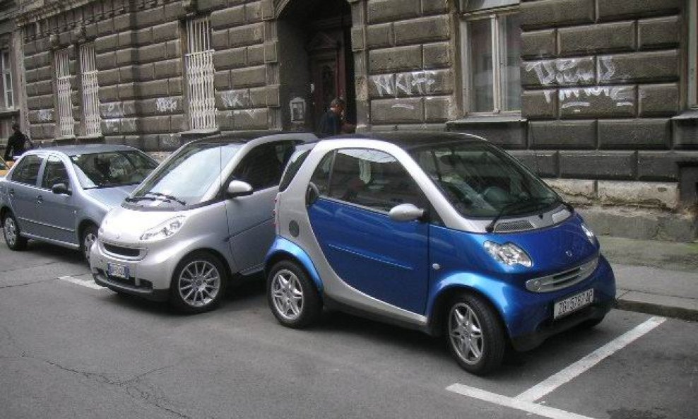 Domišljati vozač Smarta talijanskih oznaka iskoristio je pola slobodng parkirng mjesta do imenjaka sa zagrebačkom registracijom i plaćenim parkiranjem. To međutim nije upalilo kod dežurng djelatnika Zagrebparkinga koji mu je uredno ispisao kaznu. 
