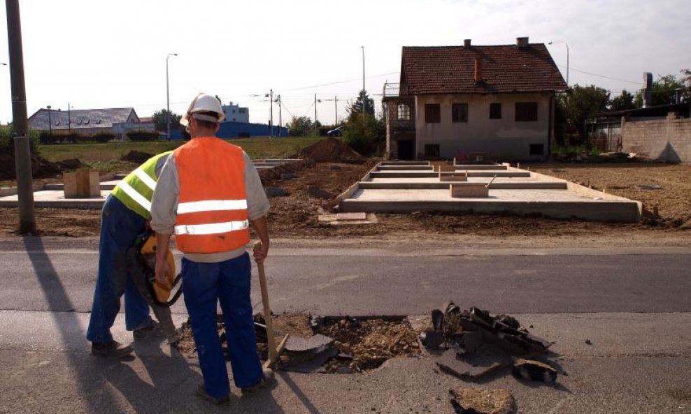 Radnici Zagrebačkog holdinga uklanjaju ilegalni priključak na vodu
