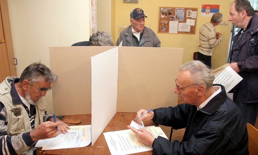 Srbijanski glasači na izborima