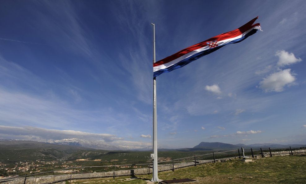 Zastava na Kninskoj tvrđavi u petak je bila spuštena na pola koplja