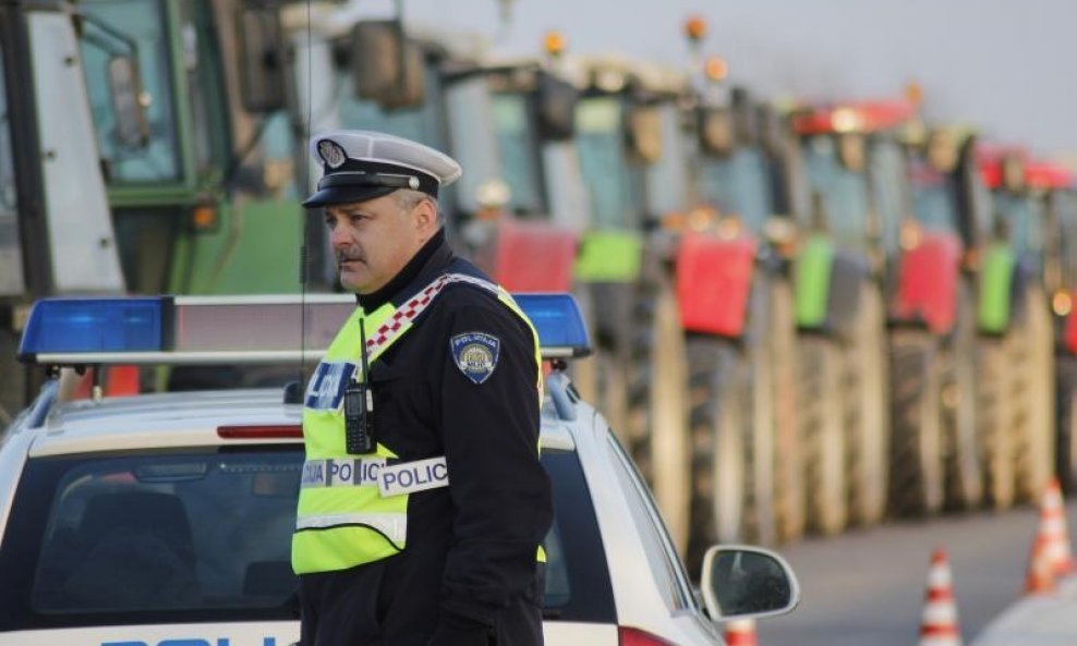 traktori policija