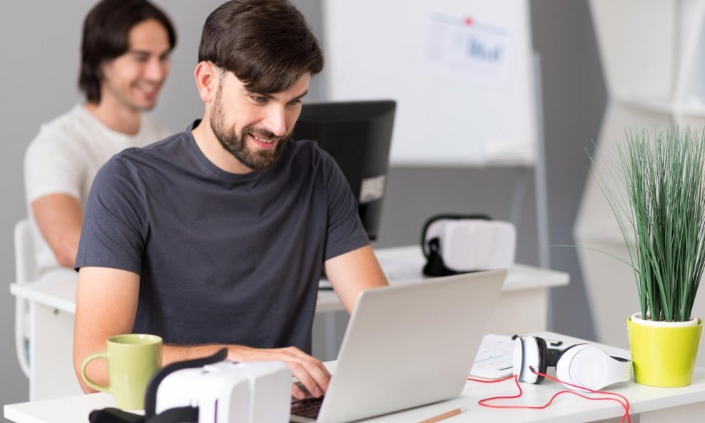 muškarci mladići računala ured startup