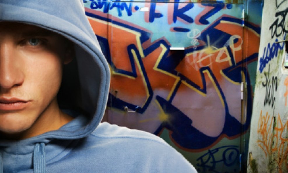 maloljetni delinkvent maloljetnik tinejdžer grafiti rajter