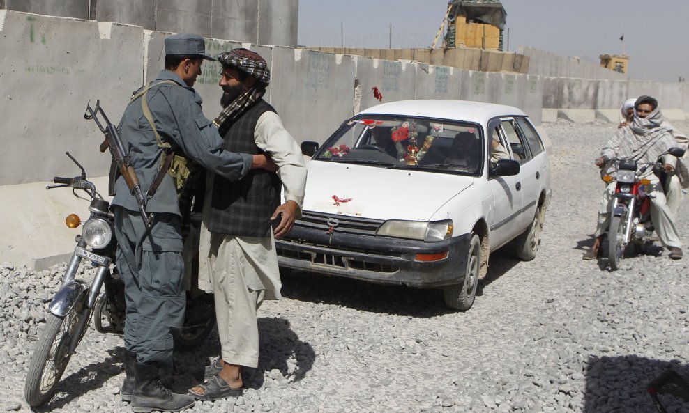 2010-10-06T104405Z_01_AFG404_RTRIDSP_3_AFGHANISTAN