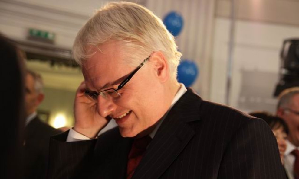 Resize of Presretni Josipović prima čestitke i putem mobitela