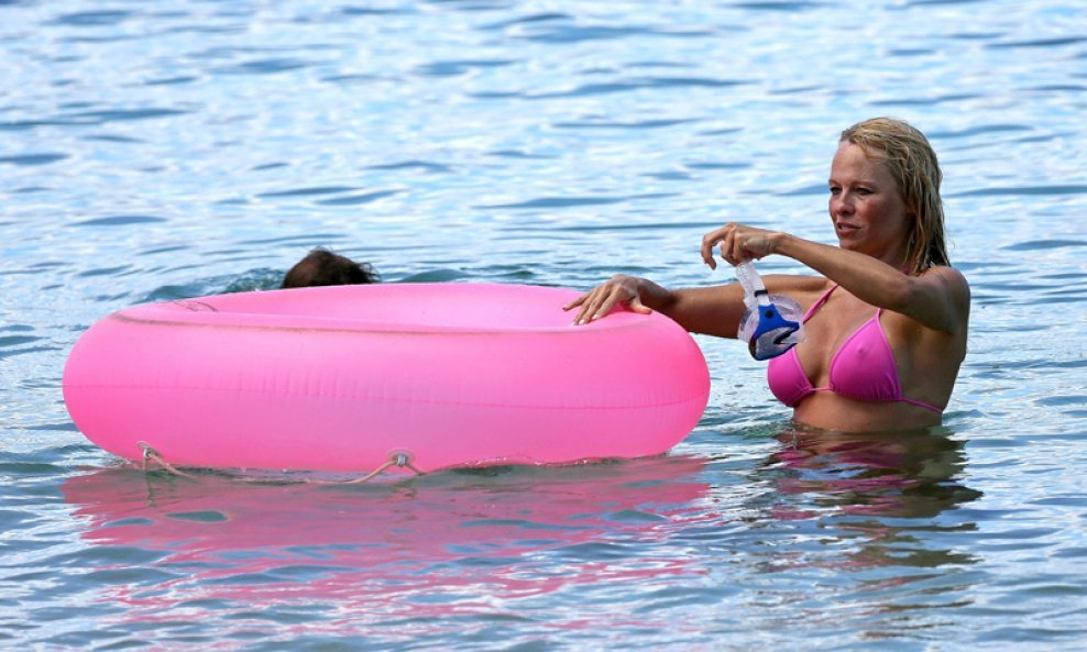 Stacy Keibler, Eva Longoria, Katie Holmes - gotovo da i nema holivudske dive koja nije, prije ili kasnije, na nekoj od razvikanih plaža osvanula u ružičastom badiću. Pogledajte kako je to izgledalo...
