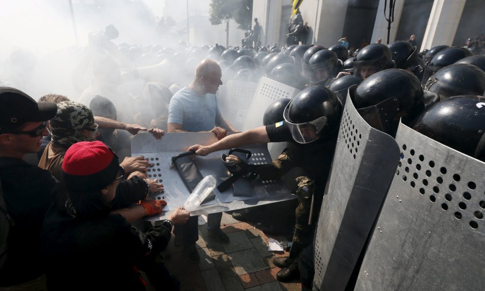 Neredi u Ukrajini nakon što je parlament popustio pobunjenicima (4)