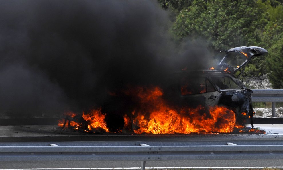 automobil požar auto u plamenu