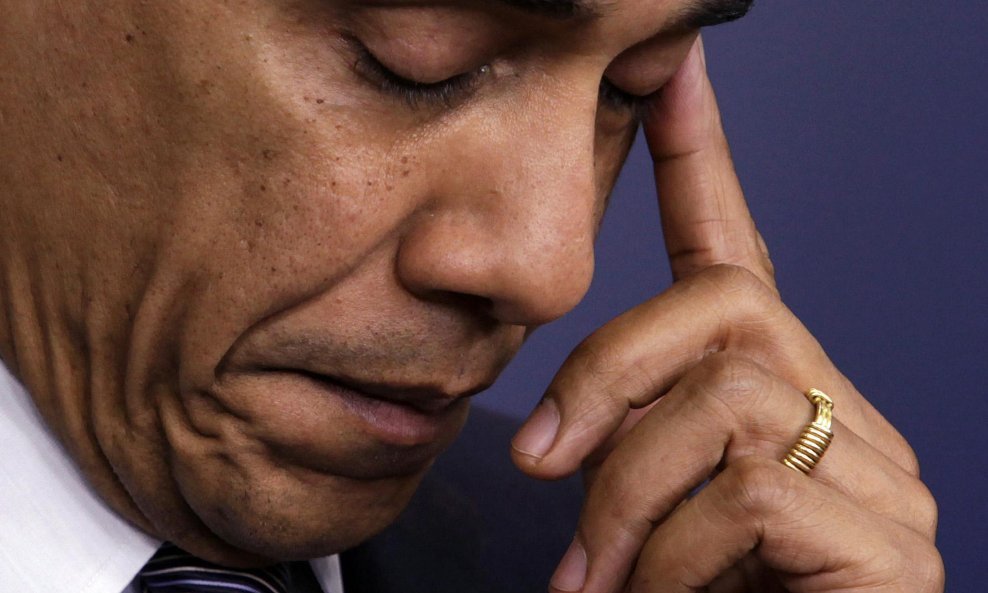Obama u suzama nakon pokoljau Connecticutu