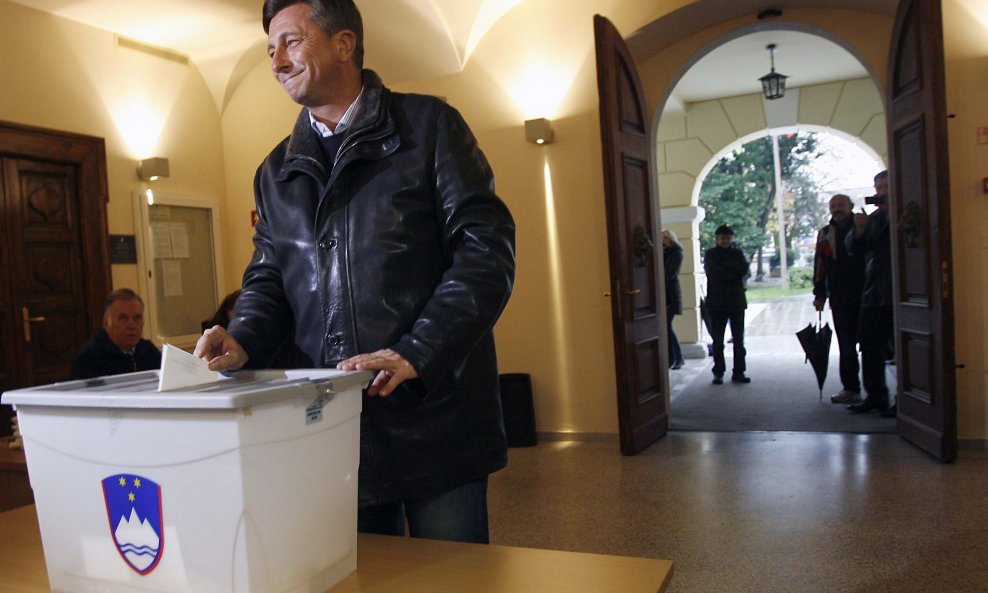 Pahor glasa na izbornom mjestu