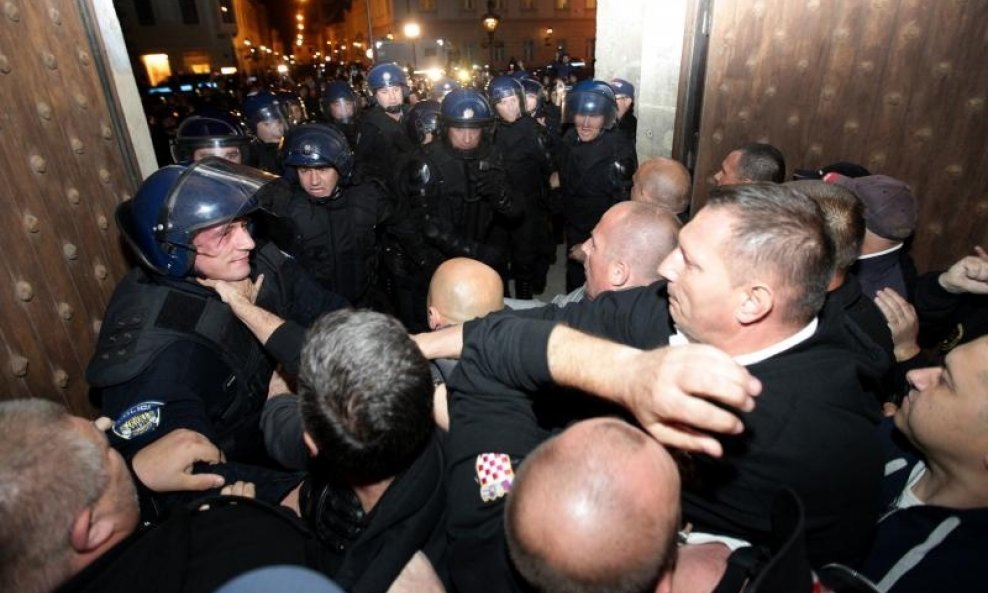 Prosvjednici napali policajca na Markovu trgu