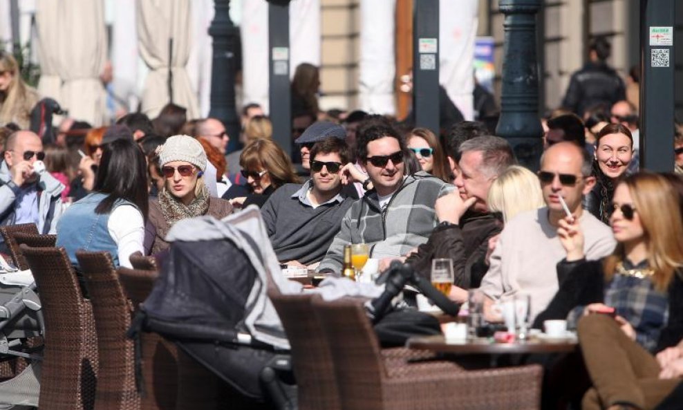 Građani uživali u šetnji i ispijanju kave tijekom sunčanog dana (4)
