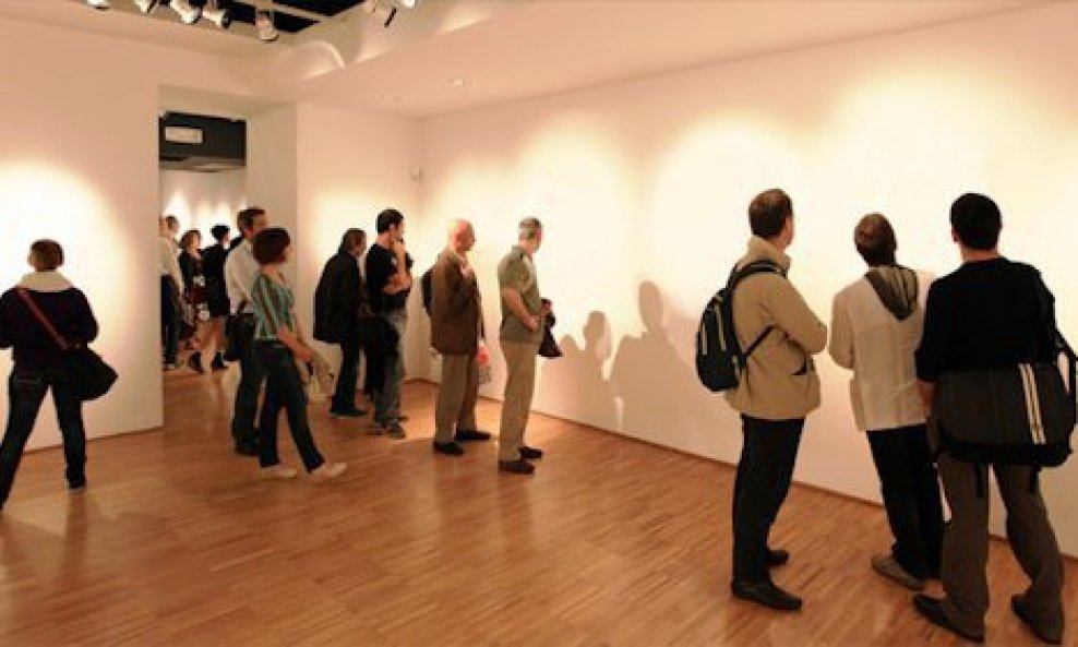 Nevidljive slike i skulpture Lane Newstrom u njujorškoj galeriji Schulberg