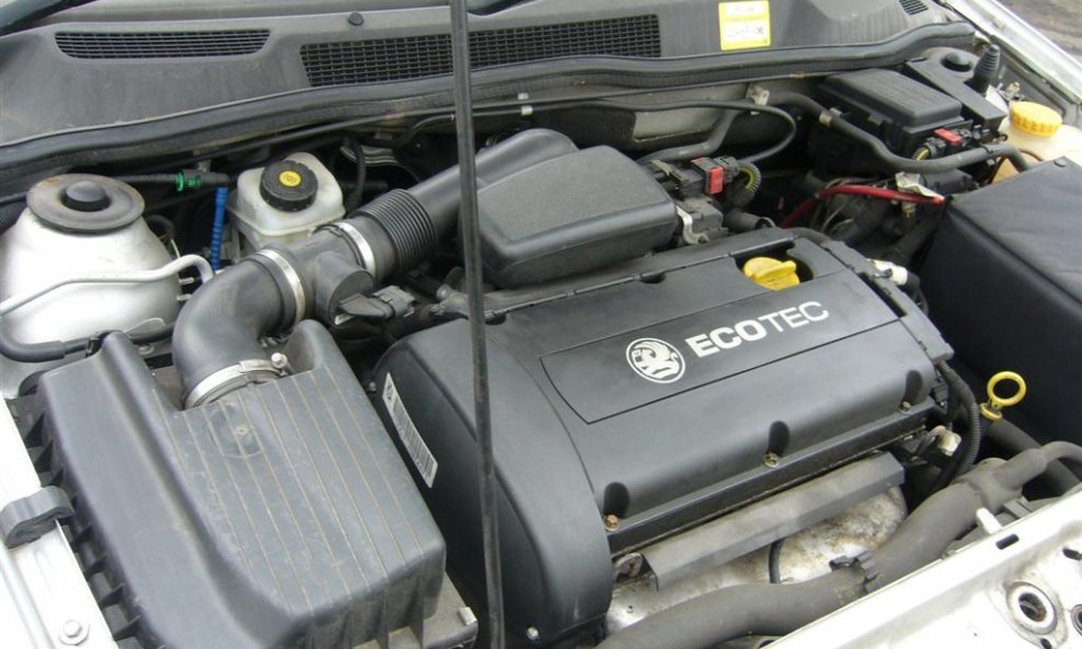 Vauxhall_Astra_2003_Convertible_1.6_Z16XEP_Engine_2