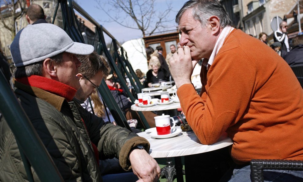 Josip Kregar s građanima na kavi