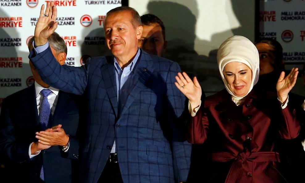 Recep Tayyip Erdogan sa suprugom