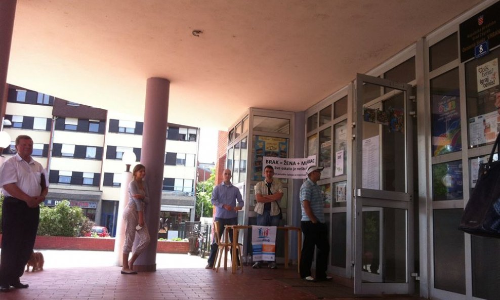 Aktivisti postavili štand odmah pored ulaza na biralište na Vrbanima