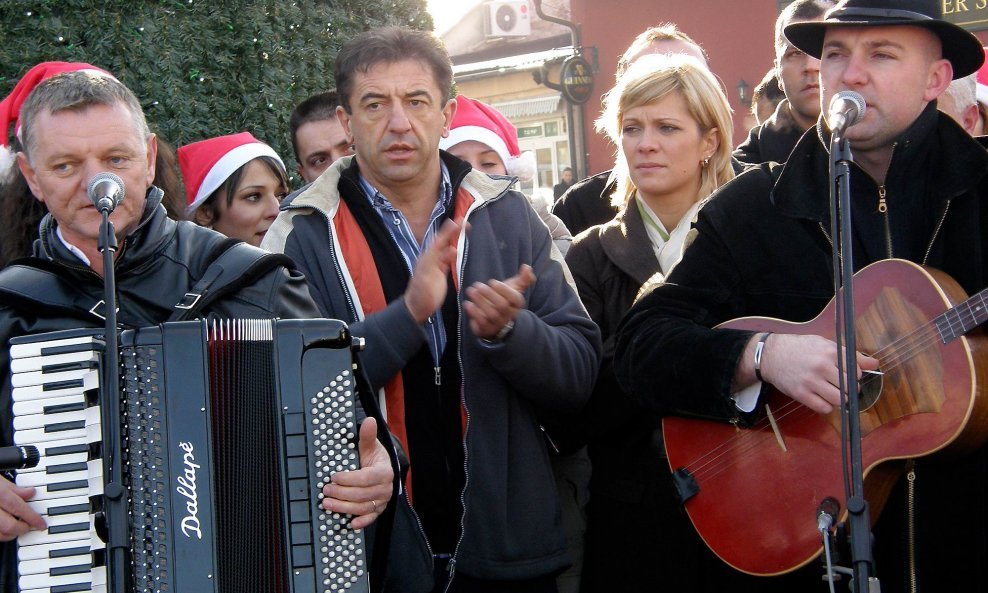 Ministar zdravstva i socijalne skrbi Darko Milinović zapjevao je na Badnjak u rodnom Gospiću s tamburašima