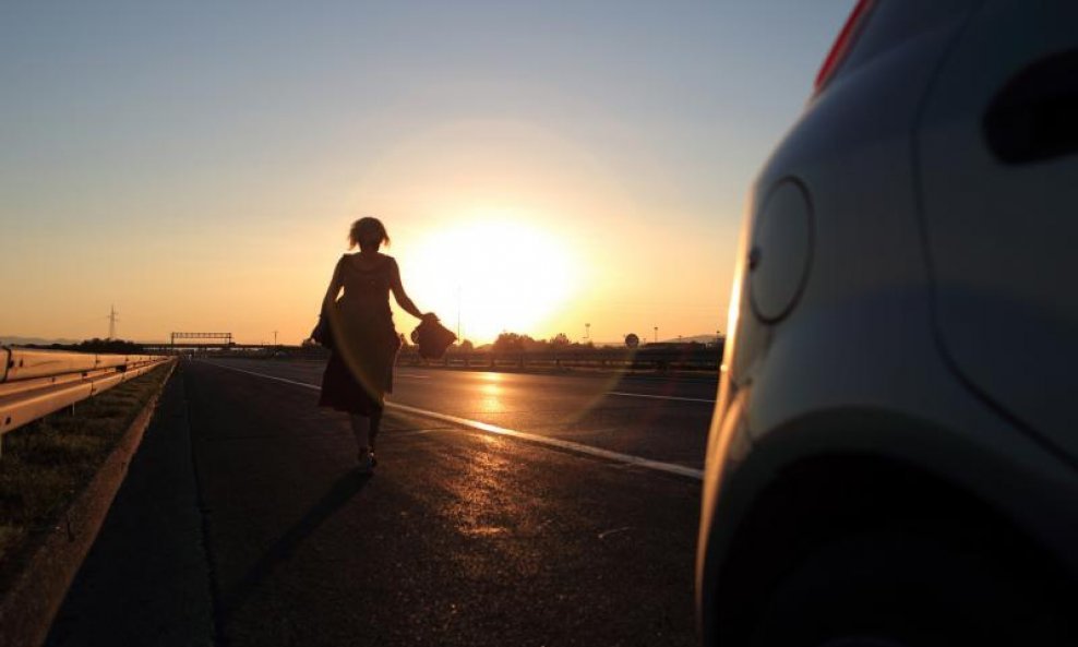 autostop žena stopira na autocesti
