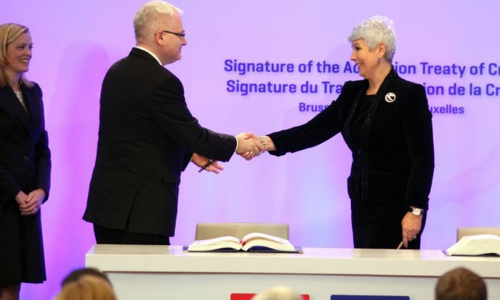 Ivo Josipović i Jadranka Kosor potpisali pristupni ugovor s EU2