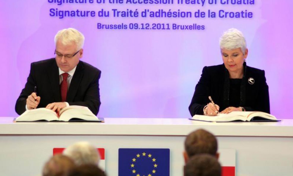Josipović i Kosor potpisuju ugovor 2