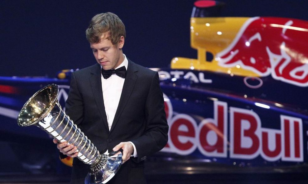 Sebastian Vettel s peharom za najboljeg vozača 2011. godine