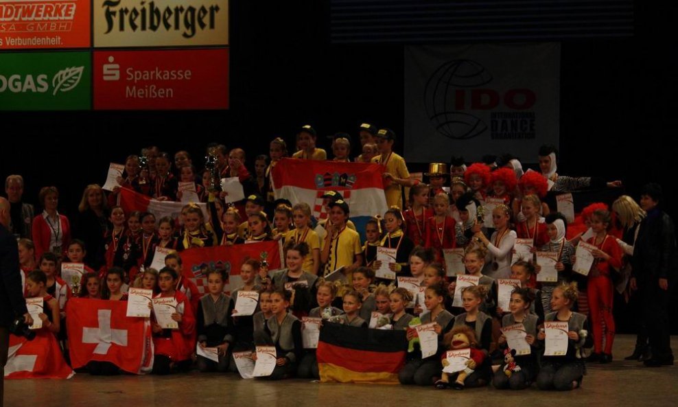 Na pobjedničkom postolju u Njemačkoj, članovi Step by stepa