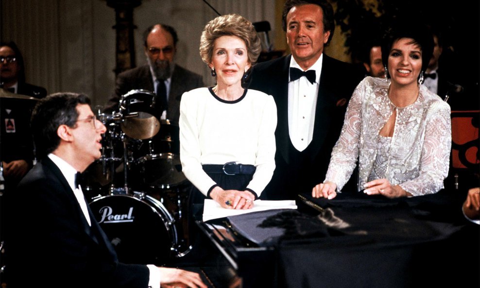 Marvin Hamlisch (na klaviru), Nancy Reagan, Vic Damone i Liza Minnelli 