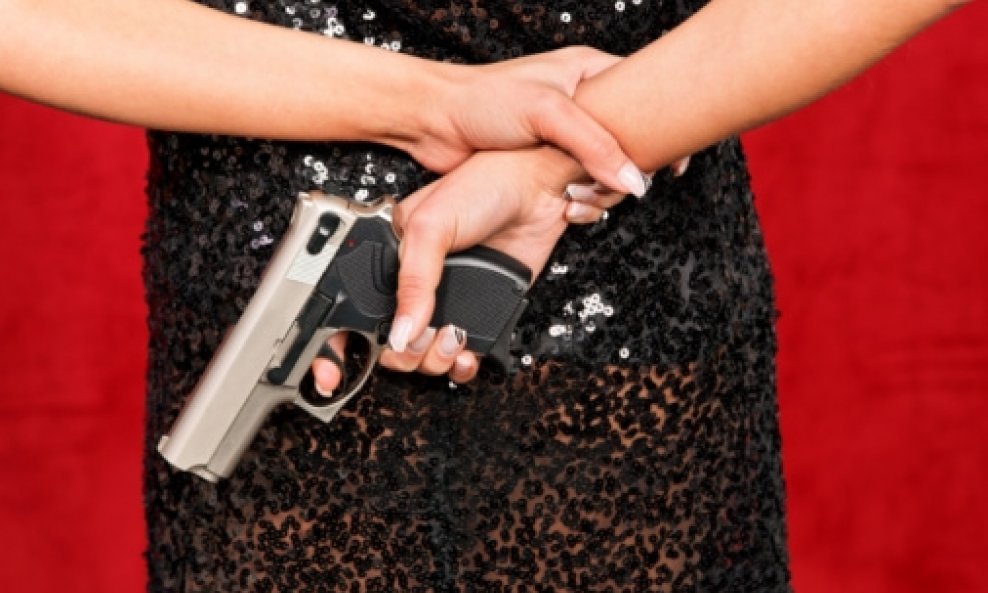 žena ubojica naoružana žena pištolj