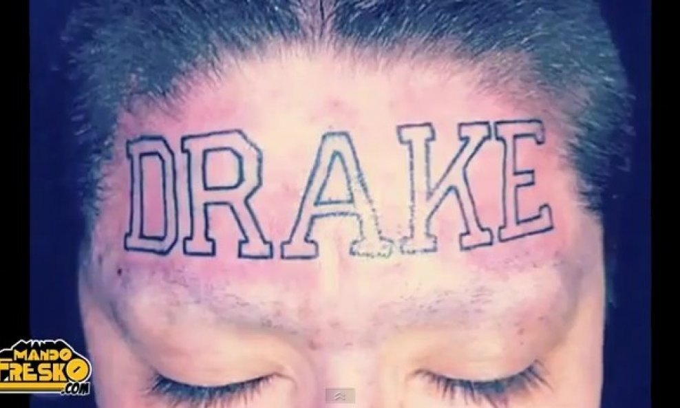 žena tetovirala Drake na čelu