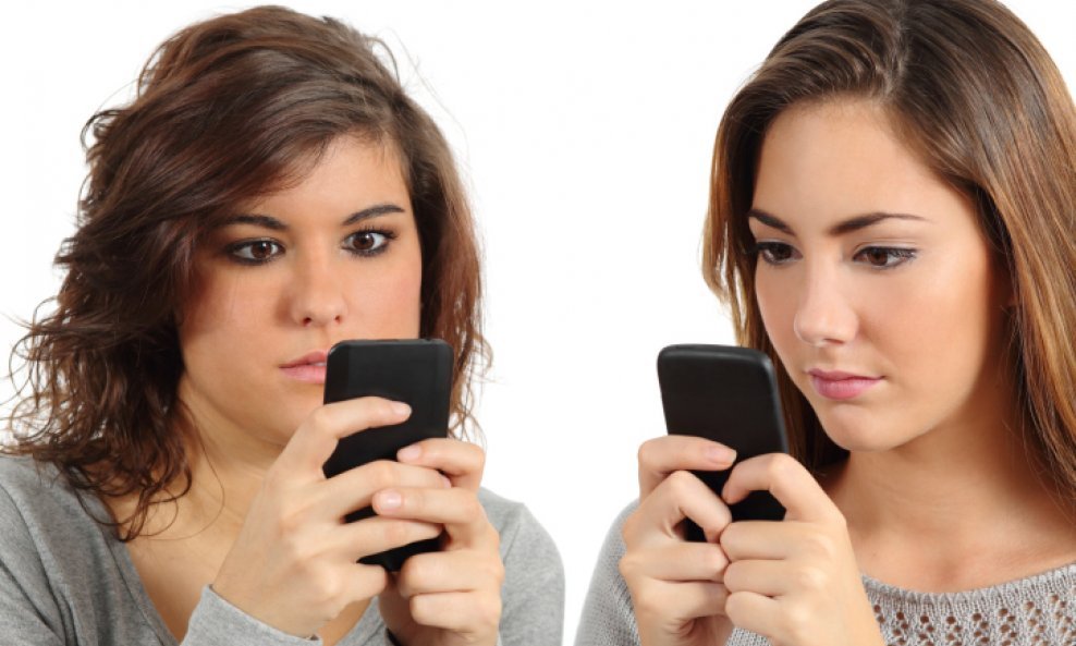 djevojke žene mobitel pametni telefon smartphone ovisnost
