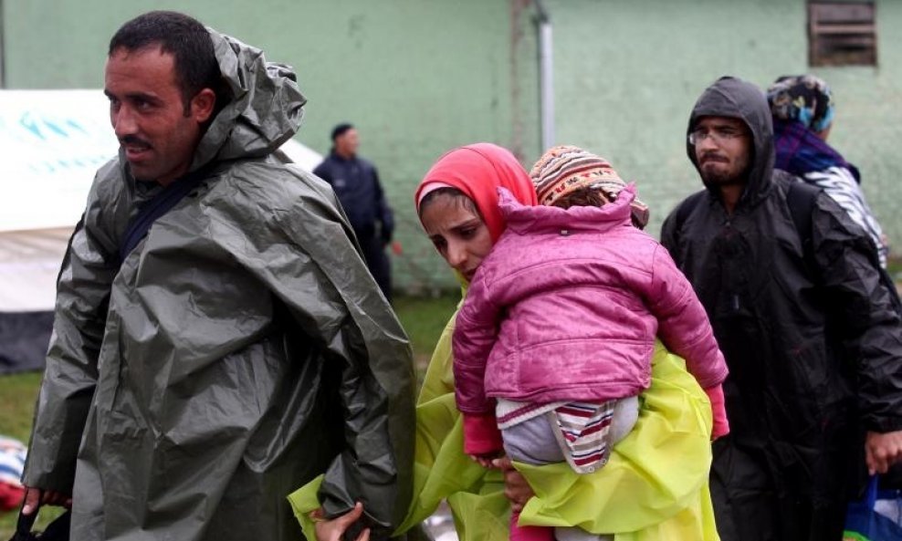 Tovarnik, kiša ne prestaje padati, a izbjeglice strpljivo čekaju autobuse za Mađarsku (5)