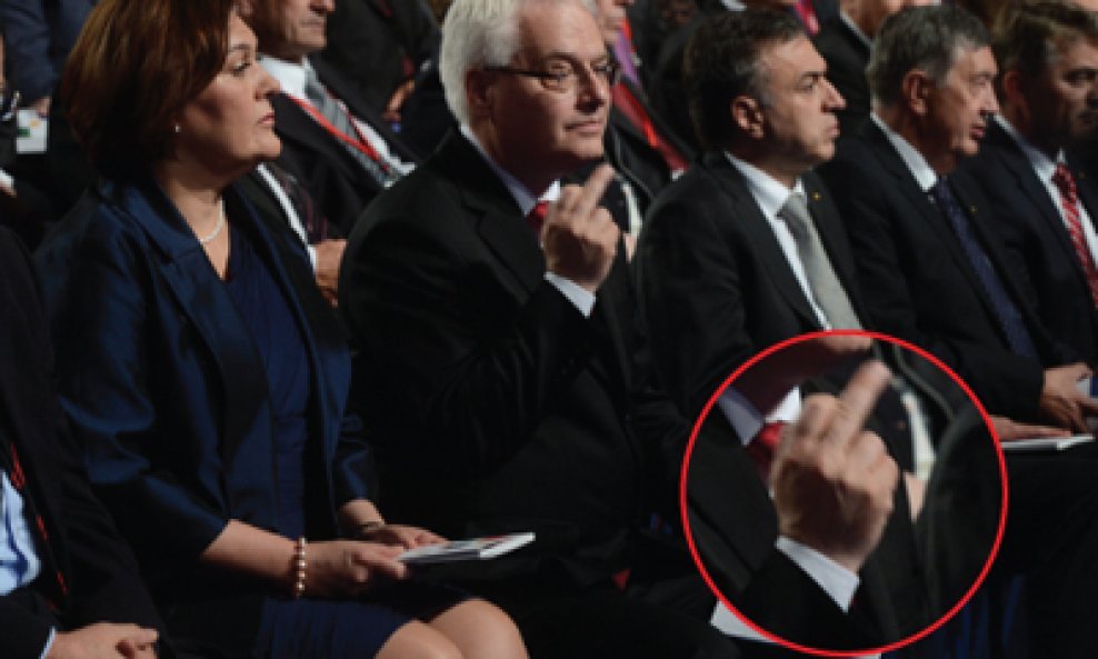 Ivo Josipović pokazao srednji prst