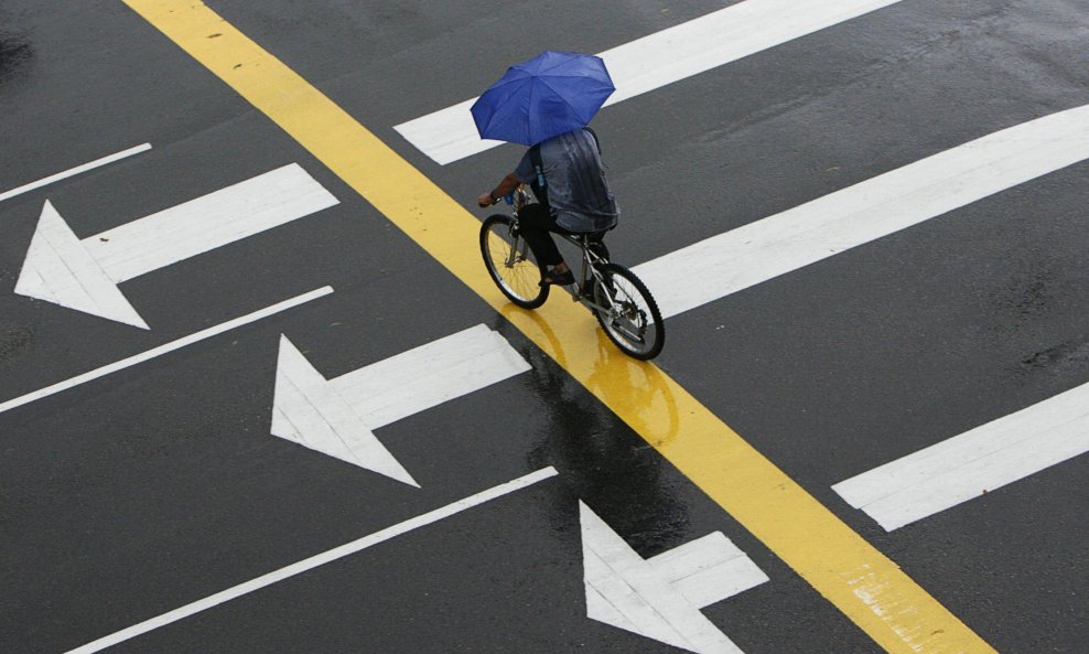 biciklist bicikl kišobran