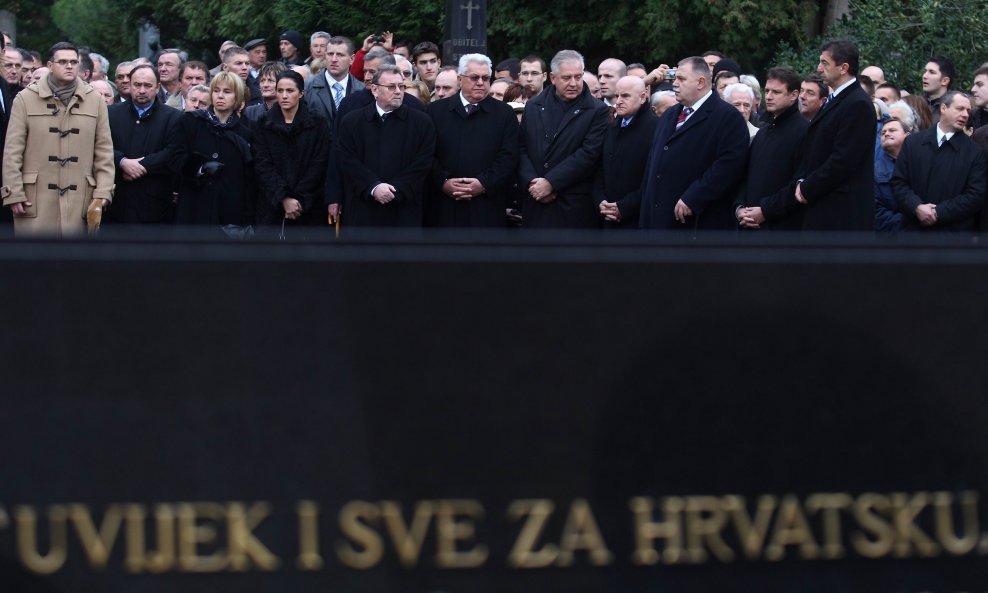 HDZ-ovci na Tuđmanovom grobu